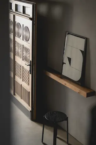 Minimalistisches Wanddetail mit Licht und Schatten ruhige Interior Szene