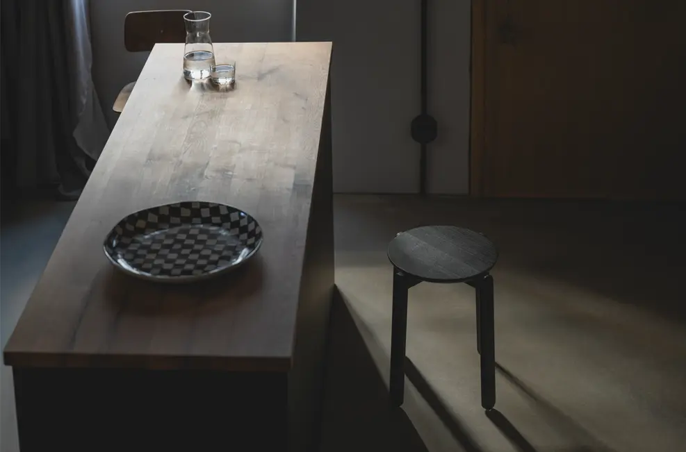 Tisch und Hocker aus Holz minimalistische Raumgestaltung