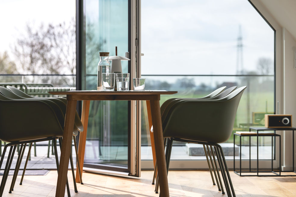 Essplatz am großen Fenster im HARLEPADD Ferienhaus mit Blick ins Grüne