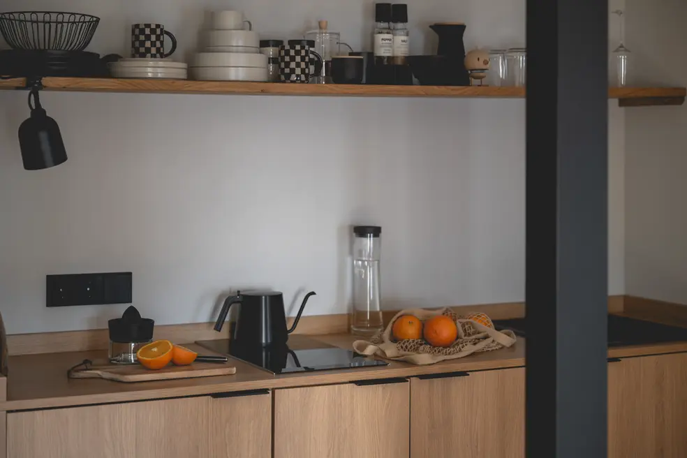 Minimalistische Küche mit Holz und klarer Gestaltung