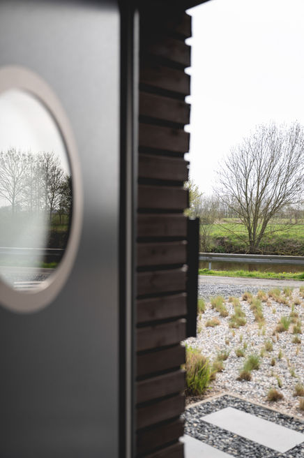 Detailaufnahme der dunklen Holzfassade eines HARLEPADD Ferienhauses