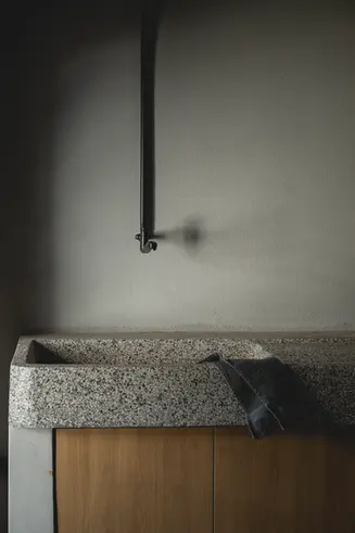 Waschbecken mit Naturstein und Holz