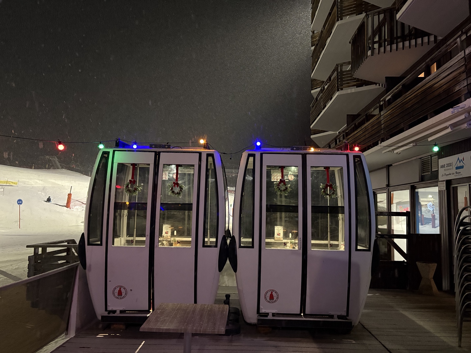 Télécabines éclairées de nuit à La Plagne
