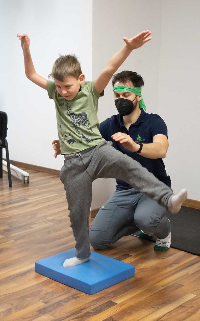 Lukas auf dem Balance Pad
