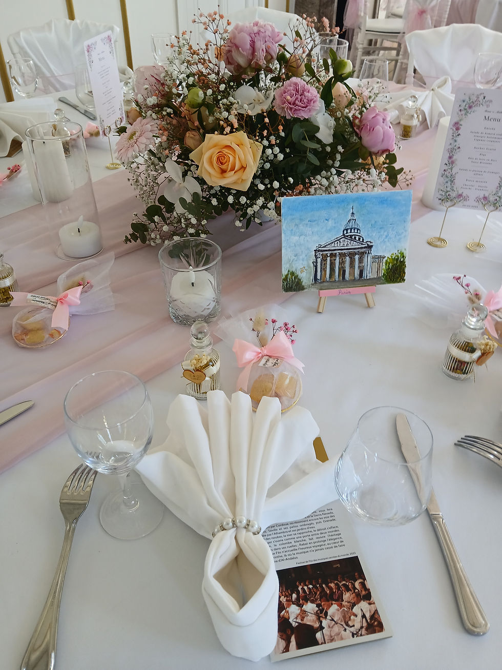 Salle de réception du Château élégamment décorées pour le repas du mariage.