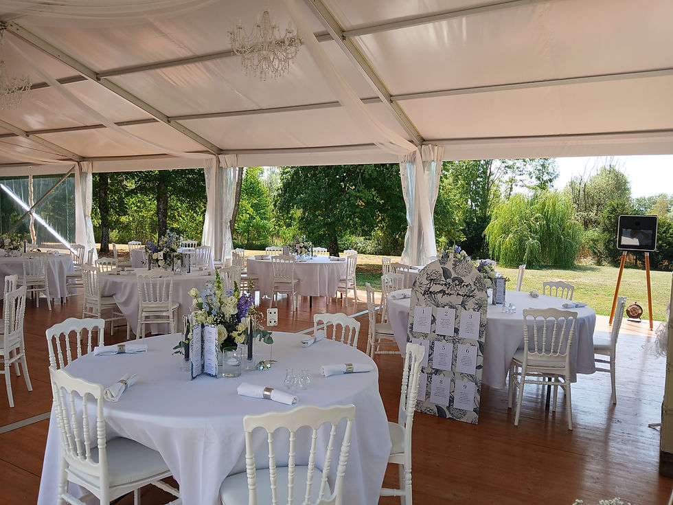 Repas dans le chapiteau ouvert sur le parc