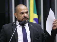 Veículo do deputado federal Sargento Portugal é atingido por tiros no Rio de Janeiro