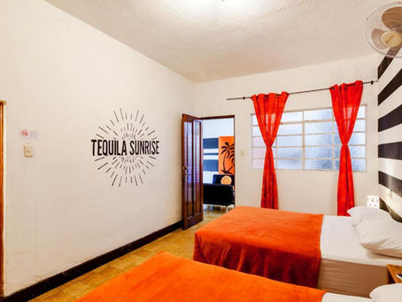 🥾 Tu Aventura de Mochilero en Tequila Sunrise Guatemala
