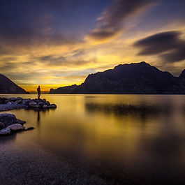 Lunga esposizione sul lago al tramonto