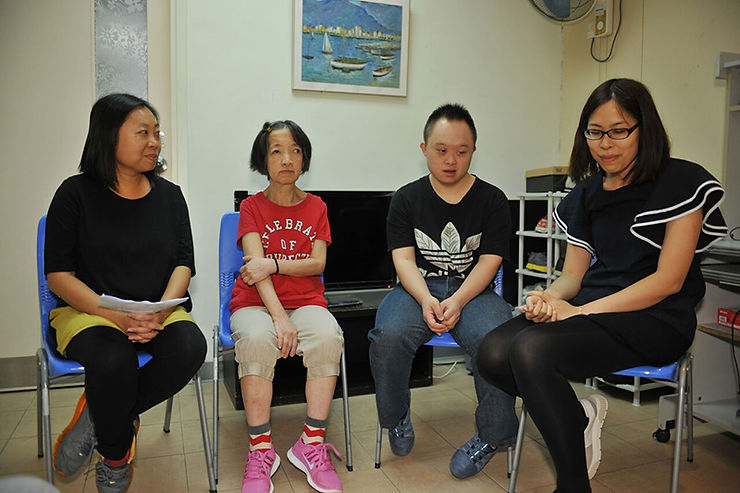 中心主任陳沚伊為計劃的推行者（左一），舍友劉惠麒（左二）及阿娥（右二），註冊護士袁可珍（右一）。