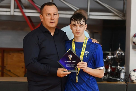 Roko prima nagradu za najboljeg igrača futsala