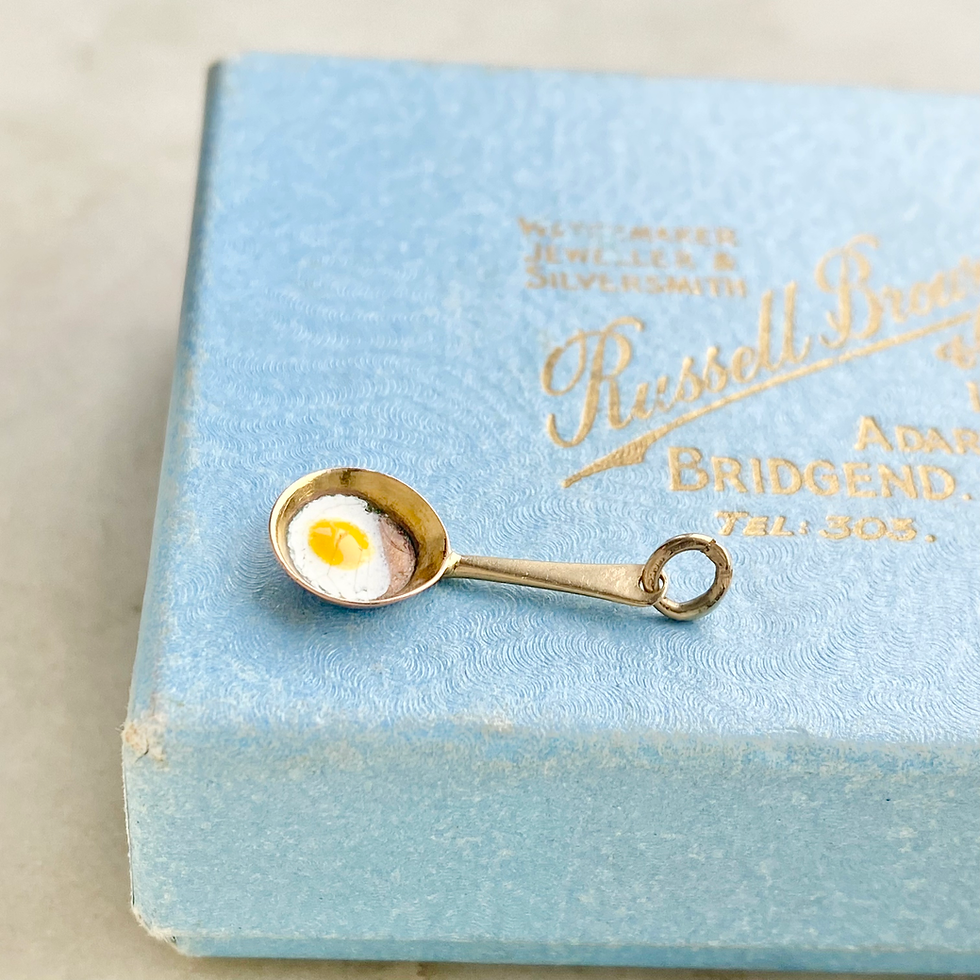 Thumbnail: Vintage 1955 9ct gold and enamel fried egg in a frying pan charm