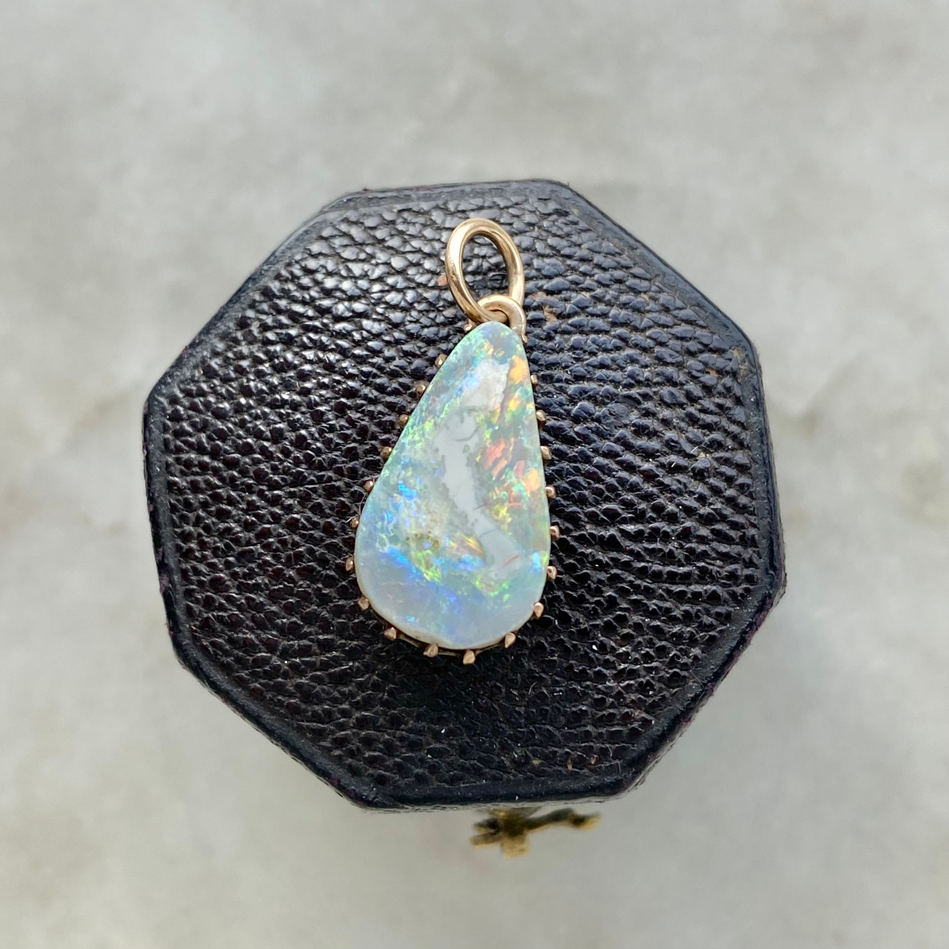 Vintage 9ct gold and opal claw set charm