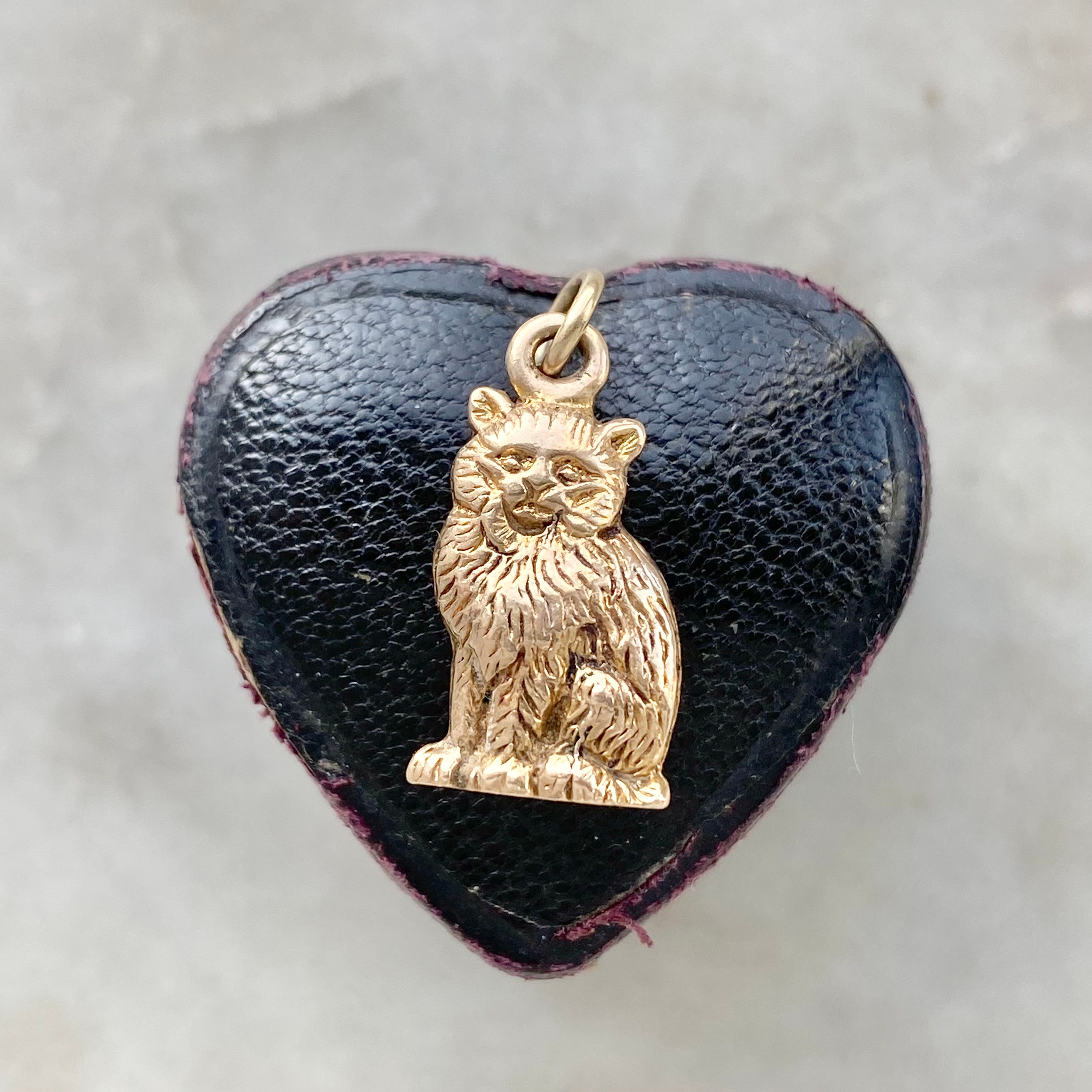 Vintage 1962 solid 9ct gold sitting cat charm