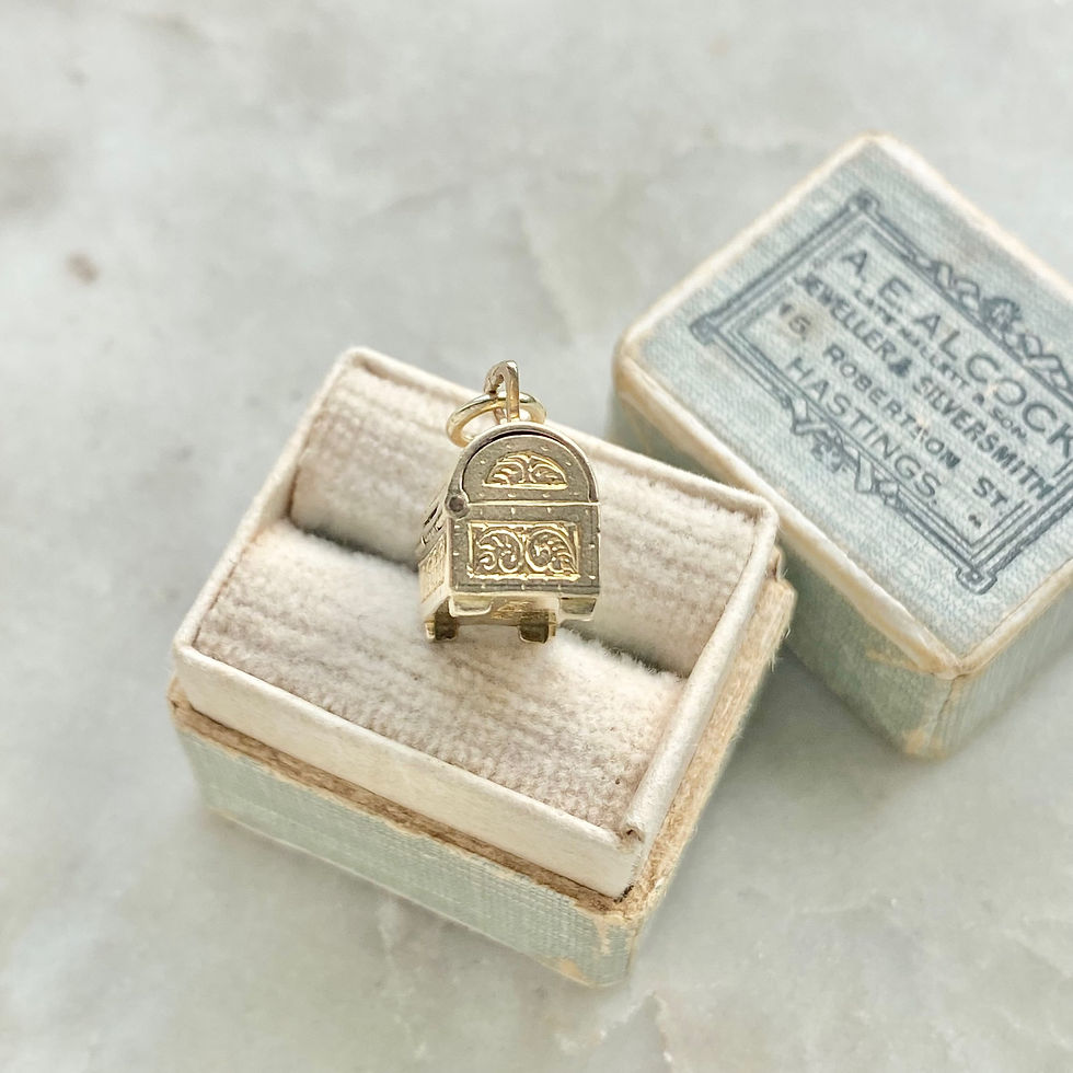 Thumbnail: Vintage 1940s/50s 9ct gold opening jewellery box / treasure chest charm