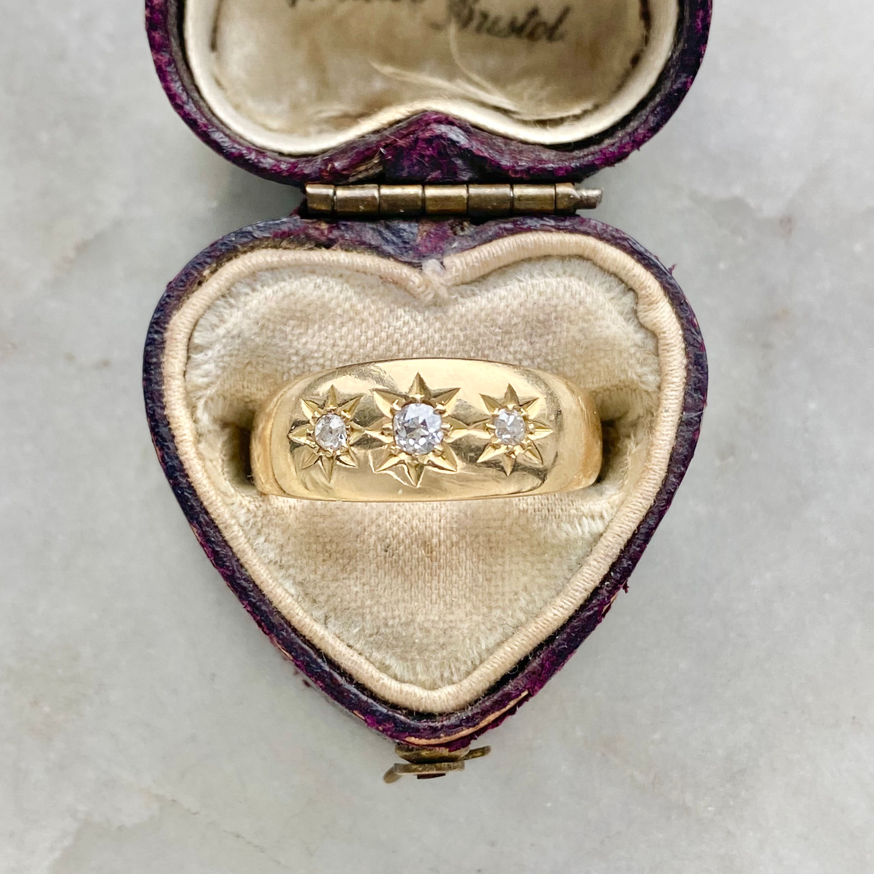 Vintage 18ct gold diamond trilogy star set ring