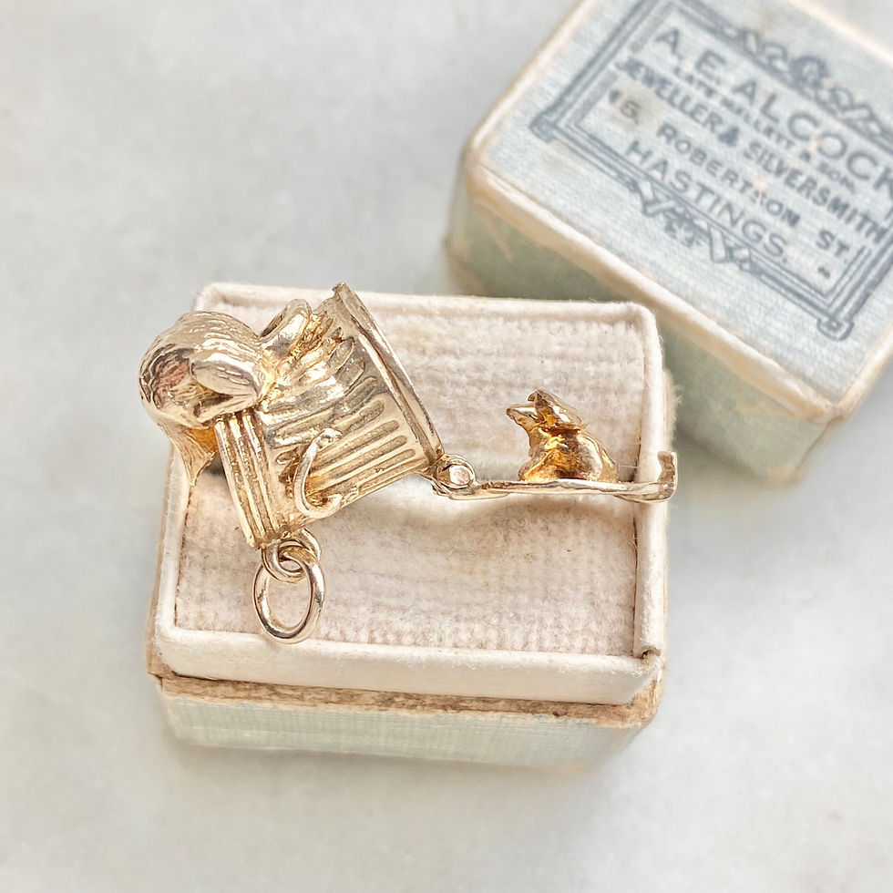 Thumbnail: Vintage 1973 9ct gold opening bin charm with cat - opens to reveal rat inside
