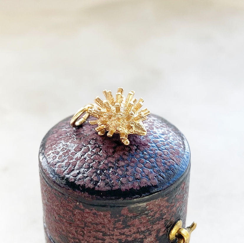 Vintage 9ct gold hedgehog charm