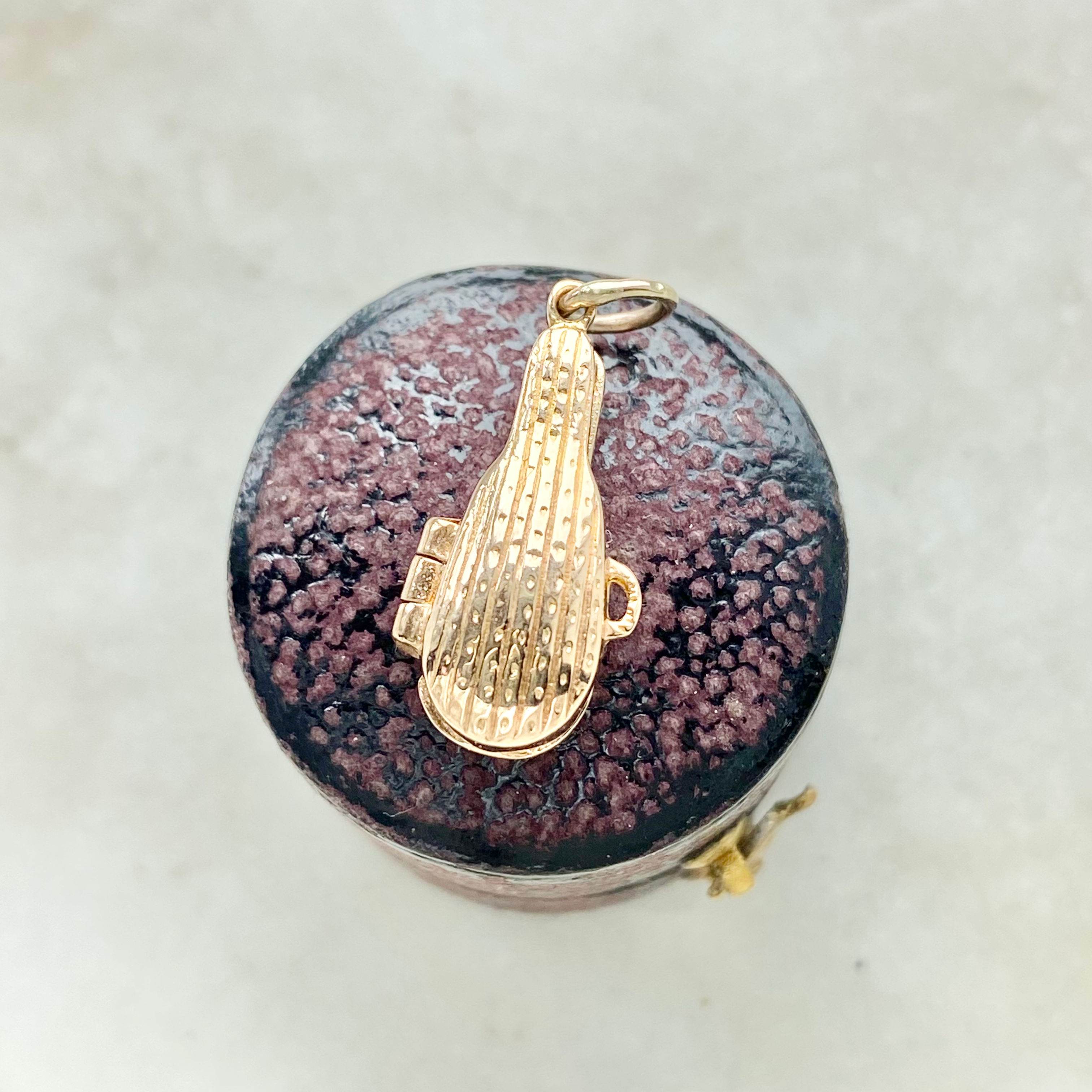 Vintage 1965 9ct gold opening violin case charm with tiny removable gold violin