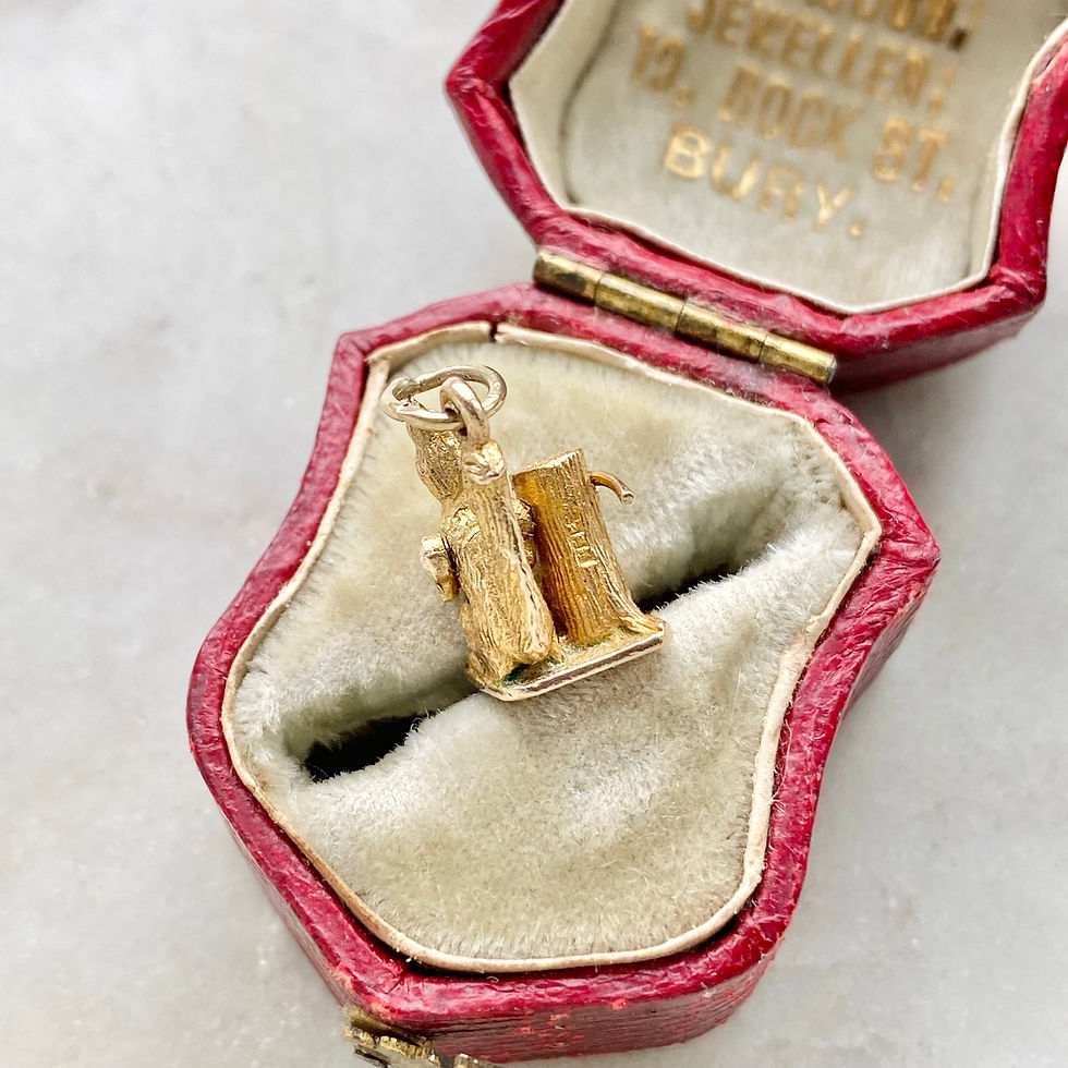 Thumbnail: Vintage 1954 rare 9ct gold moving/articulated squirrel charm