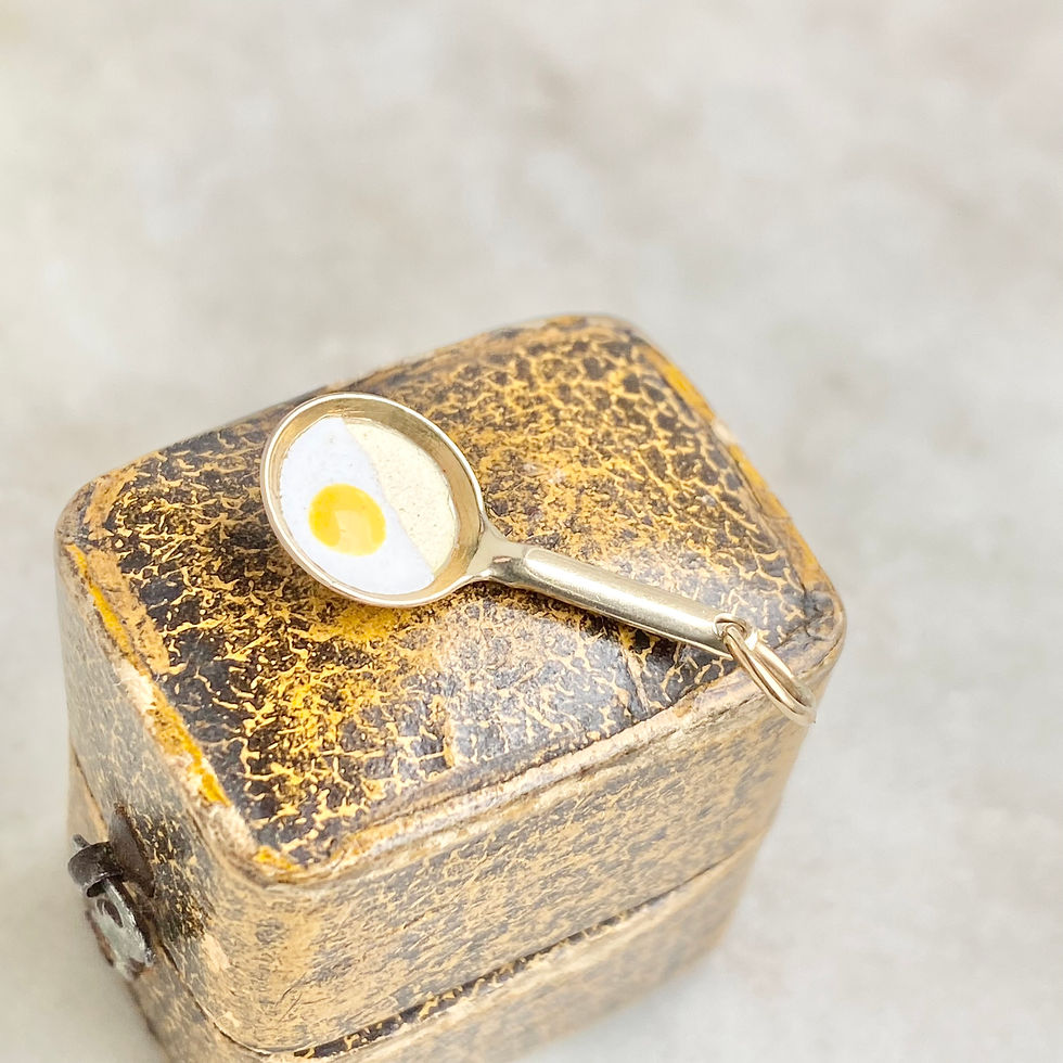 Thumbnail: Vintage 9ct gold and enamel fried egg in a frying pan charm