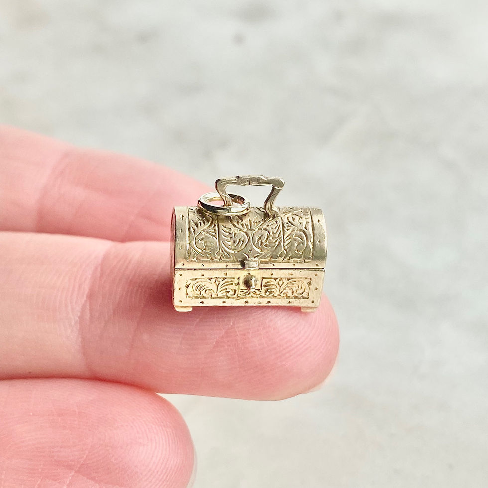 Thumbnail: Vintage 1940s/50s 9ct gold opening jewellery box / treasure chest charm