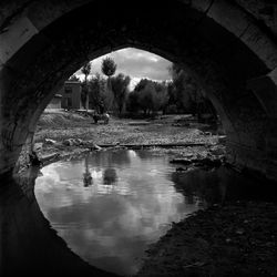 UNDER / ALTINDA