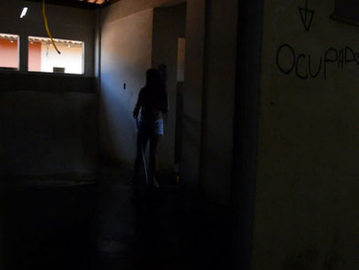 Sem casa e sem emprego, famílias ocupam prédios abandonados pelo poder público há mais de 10 anos