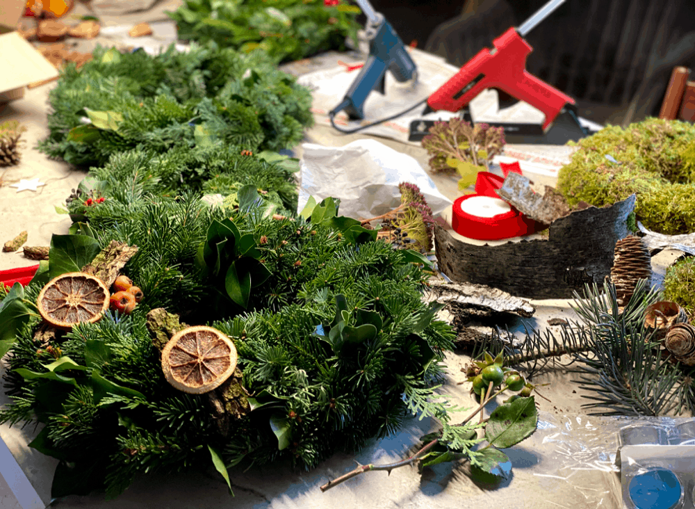 Waldorfkindergarten Gröbenzell_Adventskranzbinden 2020.gif