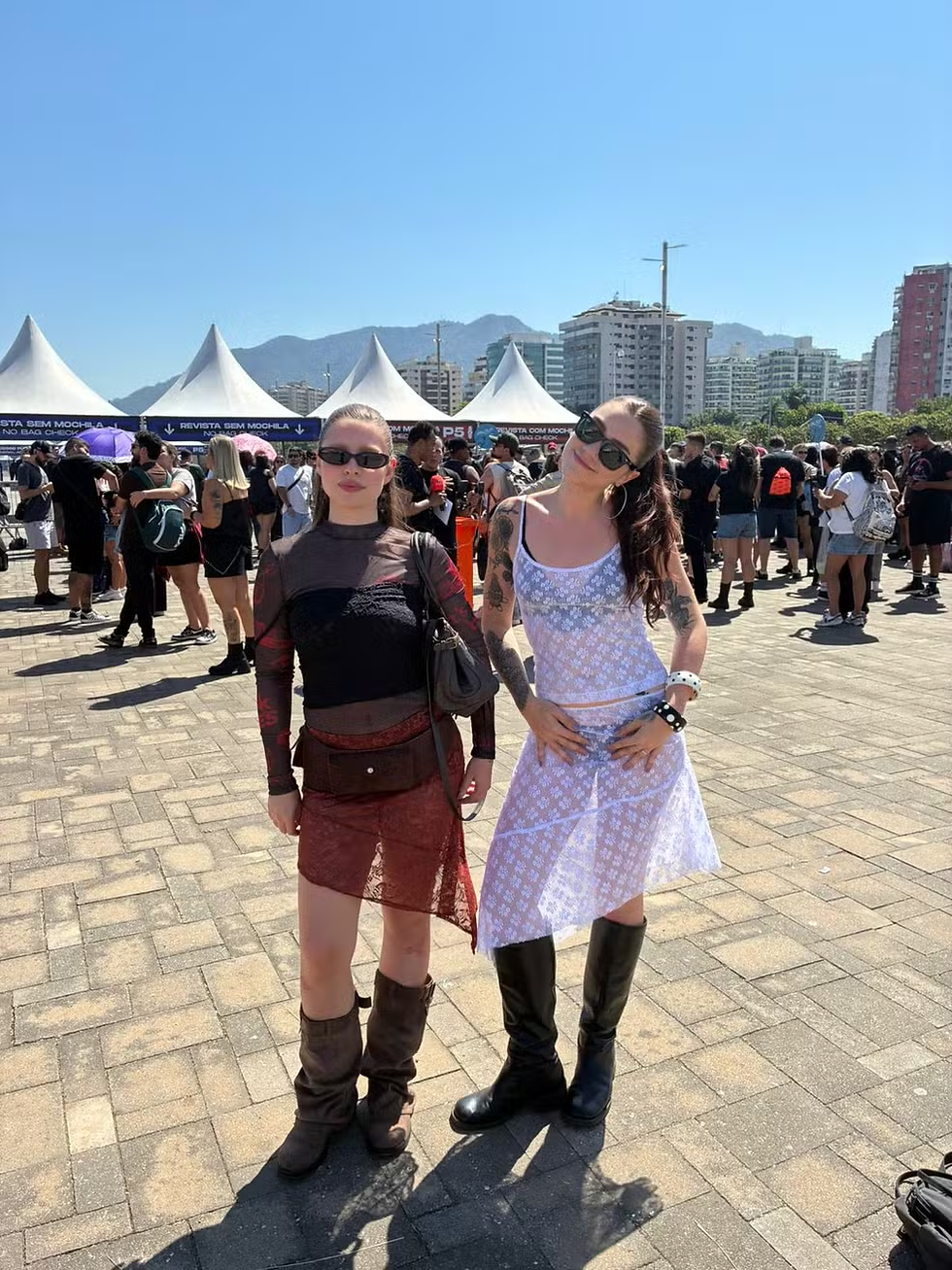 Fãs usando renda e botas. Fonte: G1