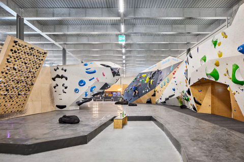 Indoor‑Boulderhalle mit Kletterwänden und Volumen in der Arena Sursee