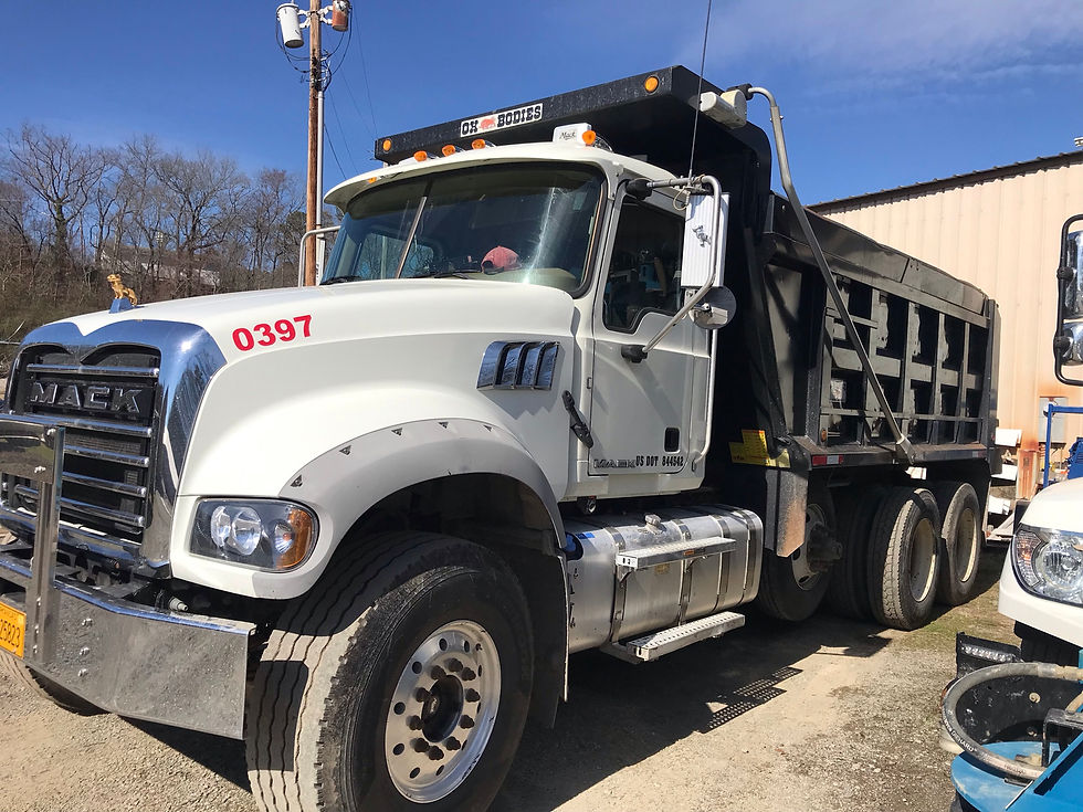 2016 MACK GU713 DUMP TRUCK - TRI AXLE