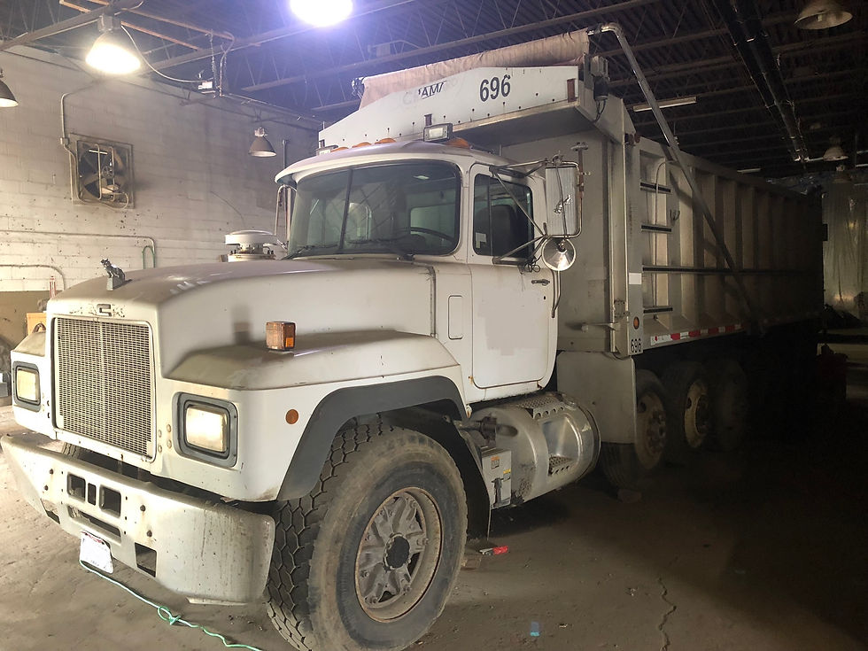 1996 MACK 688S TRI-AXLE DUMP TRUCK
