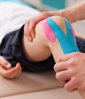 Aplicación de cinta adhesiva para terapia de rodilla