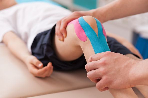 Aplicación de cinta adhesiva para terapia de rodilla