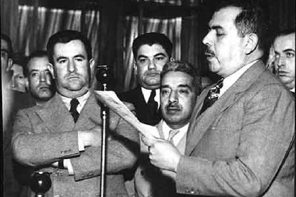 El presidente Lázaro Cárdenas dando lectura al decrreto de expropiación petrolera