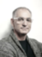 Homme agé avec lunette de vue progressiv