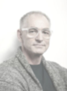 Homme agé avec lunette de vue progressive, adaptation lunette progressive facile et rapide, lunette avec verre progressif economique et confortable