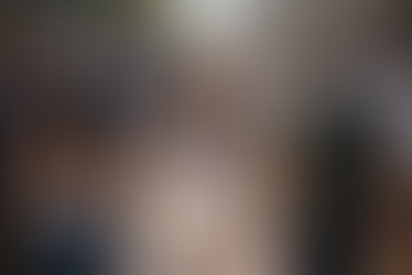 femme avec une cible dans le dos qui marche au milieu de la foule 