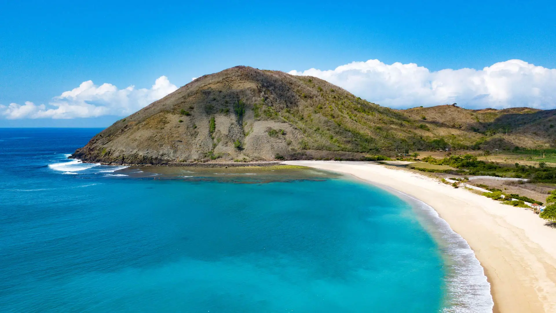 lombok-mustsees-mawun-beach-drohne.webp