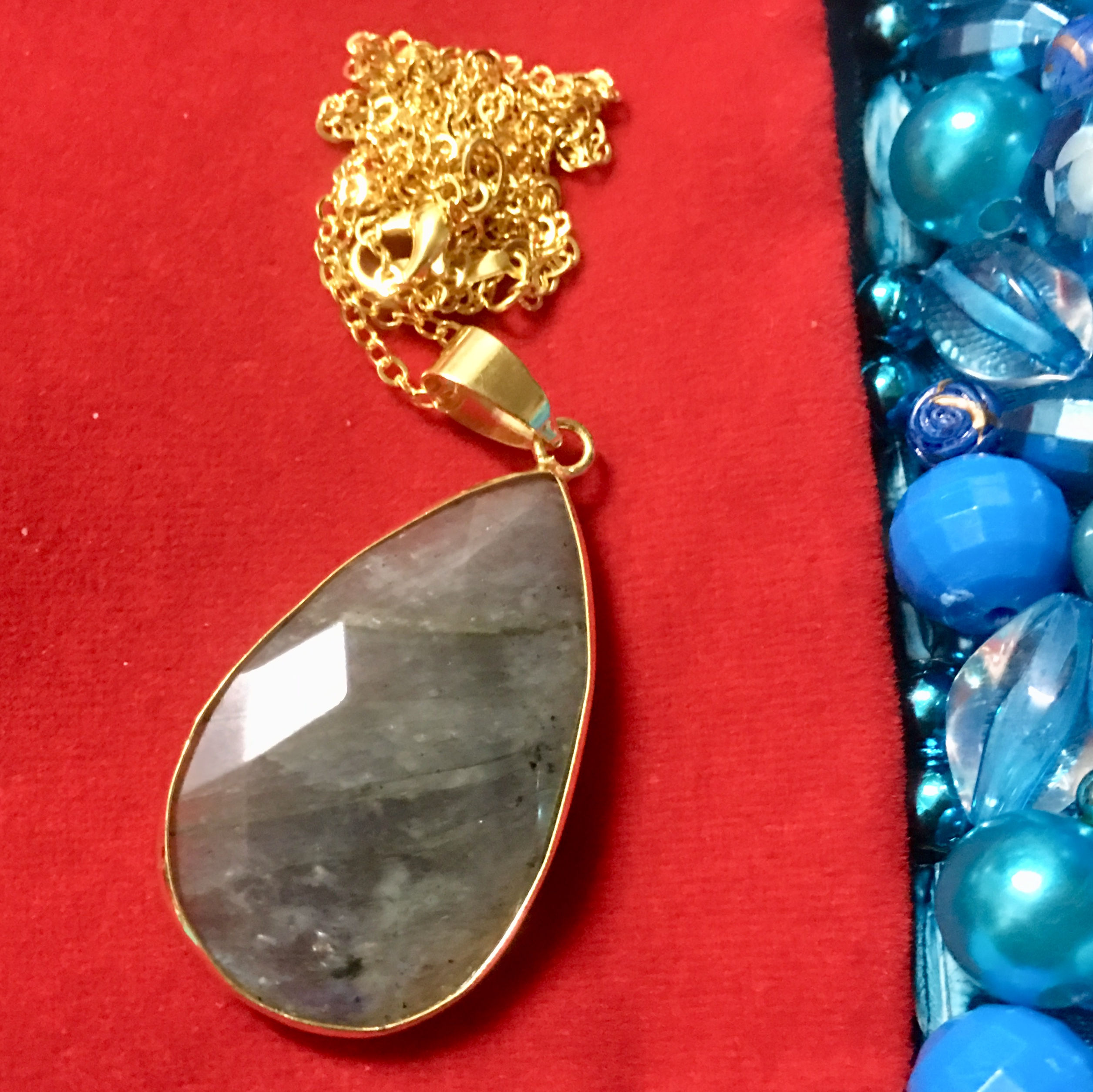 PENDENTIF EN LBRADORITE FORME GOUTTE