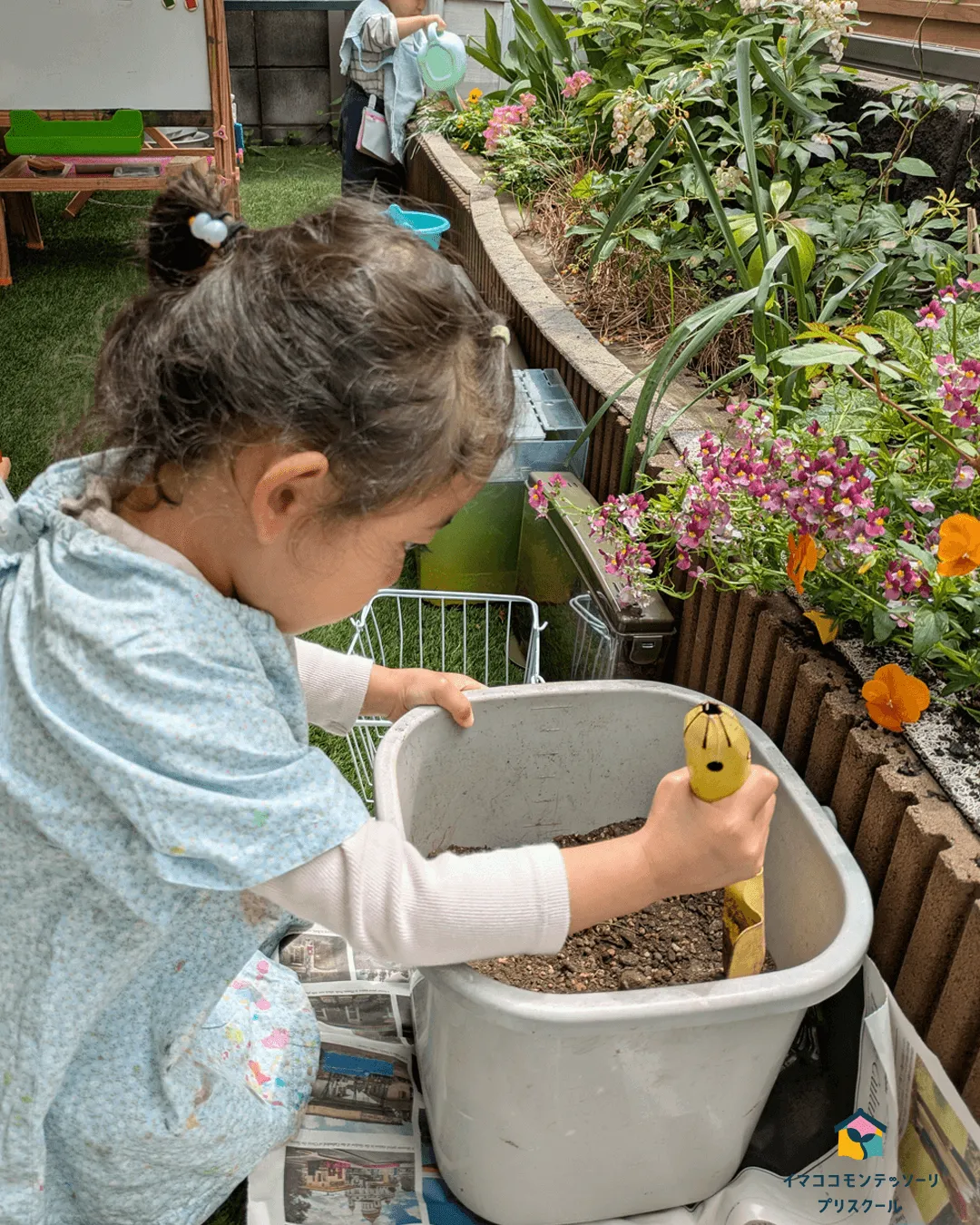 春の土づくり。しっかりスコップを持って土を混ぜます。
