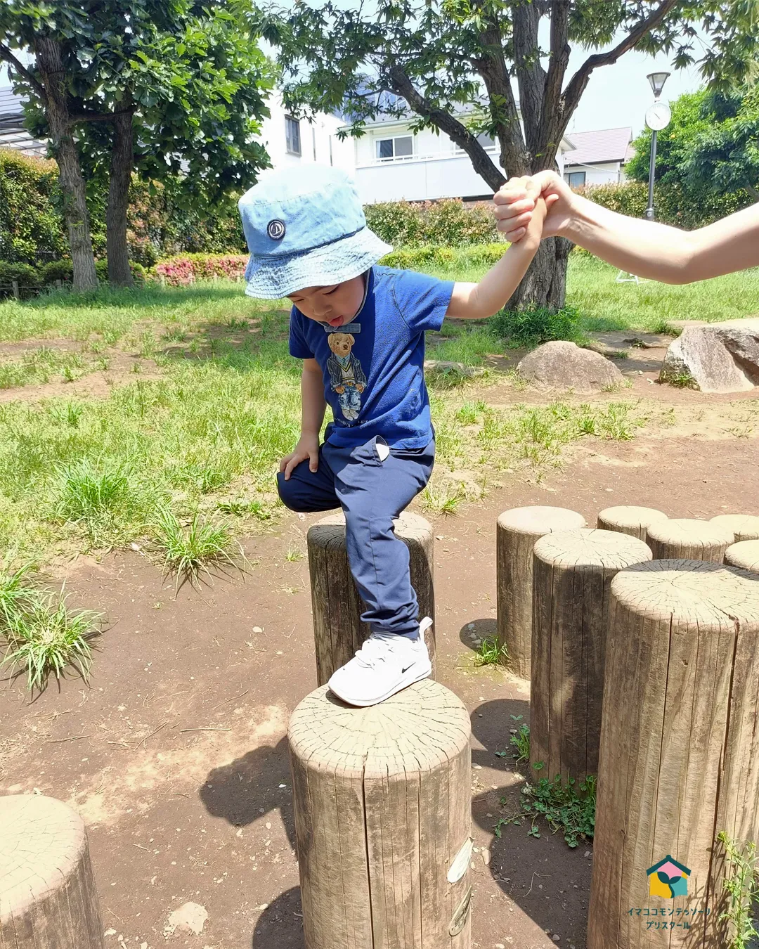公園で遊ぶこども