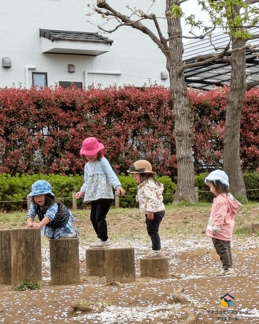 桜吹雪の講演で思い切り遊ぶ4人の子どもたち