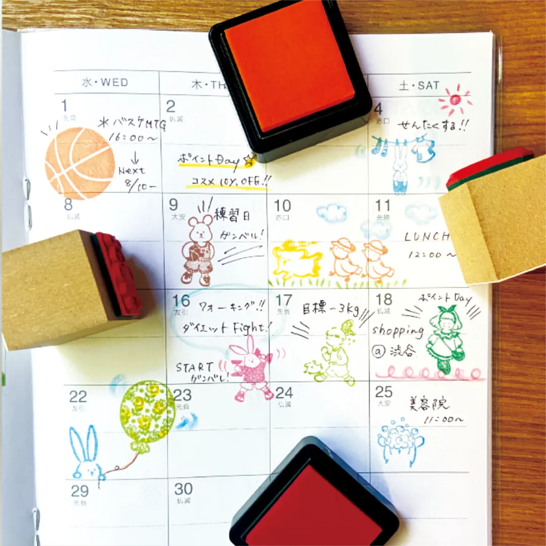 スタンプがたくさん押された手帳とハンコたち