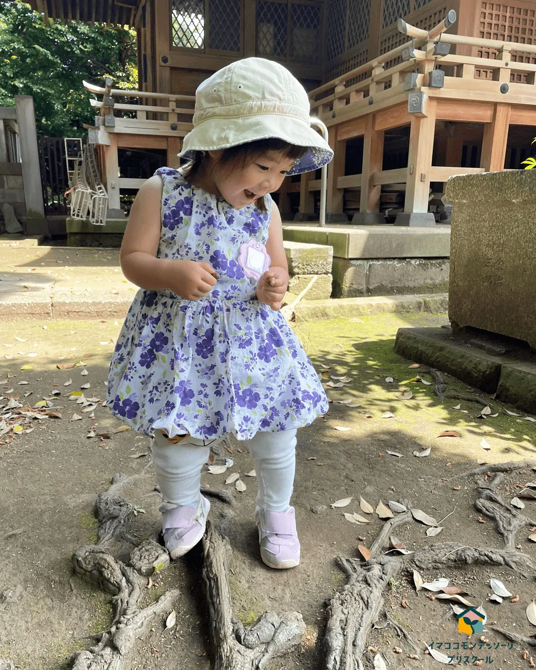 色とりどりの落ち葉に喜ぶ子ども