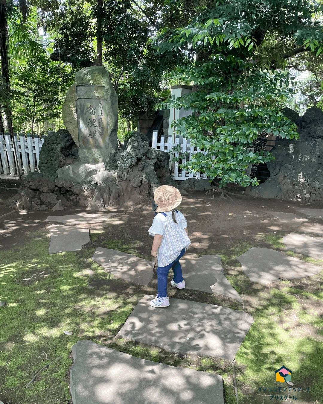 神社の奥を探検する子ども