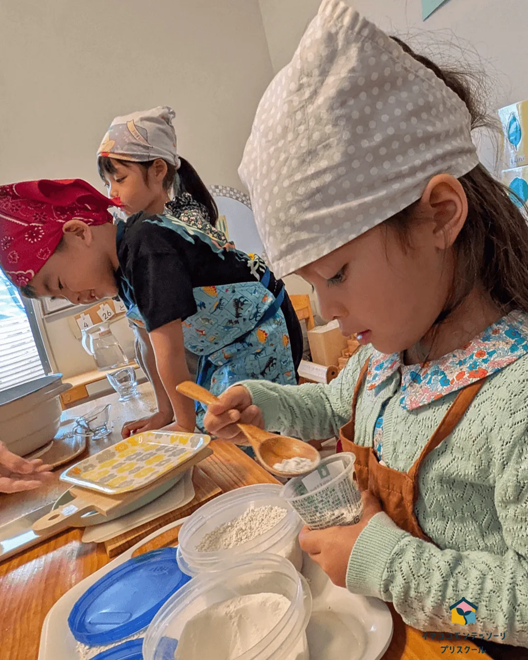 柏餅作り。量ったり、こねたり。