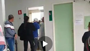 Médico brutalmente agredido com marteladas em posto de saúde de Irati, Paraná, população se revolta