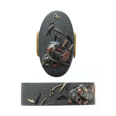 鴛鴦図縁頭　銘　桂藁亭政保（花押）※石黒政保